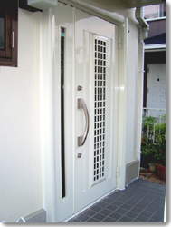 サン・ウインドトーヨー住器：玄関ドア リフォルテ６１型（防犯硝子入・ホワイト）の導入事例…高槻市 T様邸
