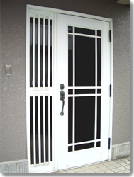 サン・ウインドトーヨー住器：玄関ドア吊 リフォルテＲＧ－１９型（ホワイト）の導入事例…Ｋ市 Ｎ区 Ｕ様邸