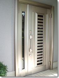 玄関ドア リフォルテ６０型（防犯ガラス入・シャイングレー）の導入事例…三田市 Ｋ様邸