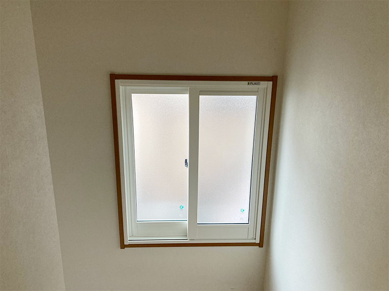内窓プラスト＆防音合わせガラス施工後（階段上）