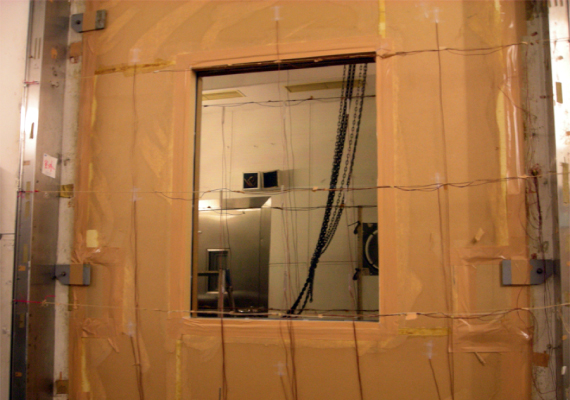 日本建築総合試験所でのエコ窓の断熱性能試験風景